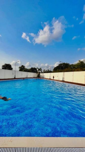 Ivy Pali Studio Room with Common Pool 12 kms from Imagicaa